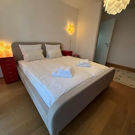 Family Oasis With Mountain View شقة Lenz